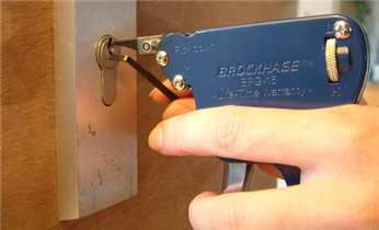 开换修锁-指纹锁安装-保险柜开锁改密码_配汽车钥匙-开锁-修锁-配遥控器电话
