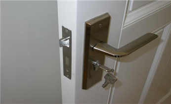 保险柜开锁修锁换锁-改密码电话_指纹锁安装-防盗门换锁-安装指纹锁